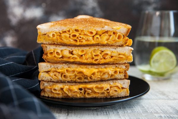 Mac and cheese grilled sandwich with lime water